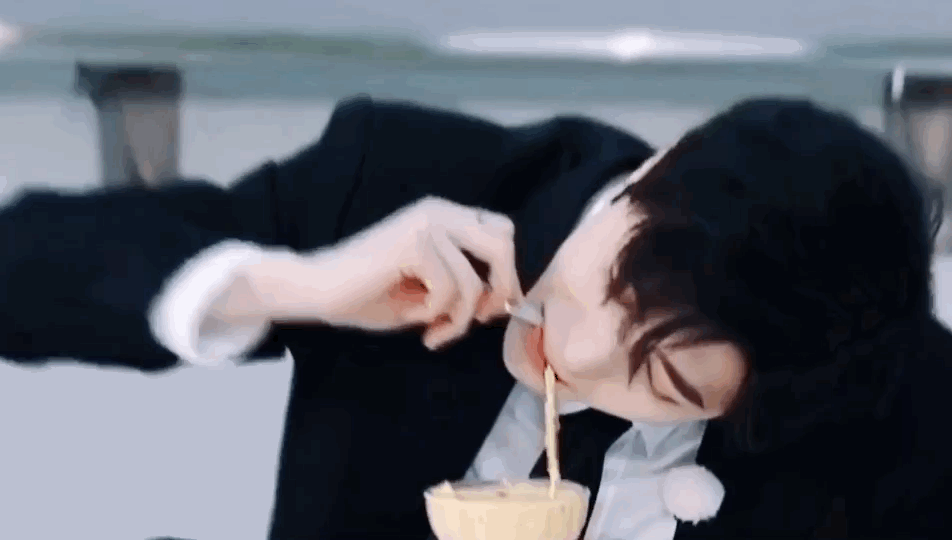 蔡徐坤被沙溢糊弄嗦喽嗦喽链条，这姿势太撩人