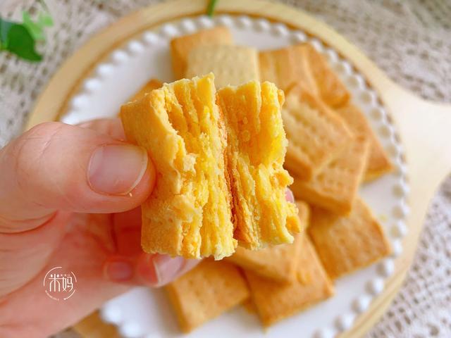 别直接吃咸蛋黄了，教你用咸蛋黄来做饼干，香浓酥脆，越吃越香