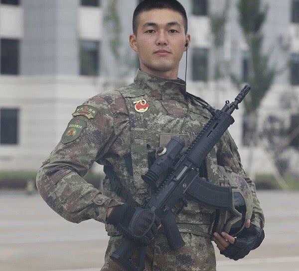 终于等到这一天 我军新一代自动步枪配透明聚合物弹匣惊艳亮相