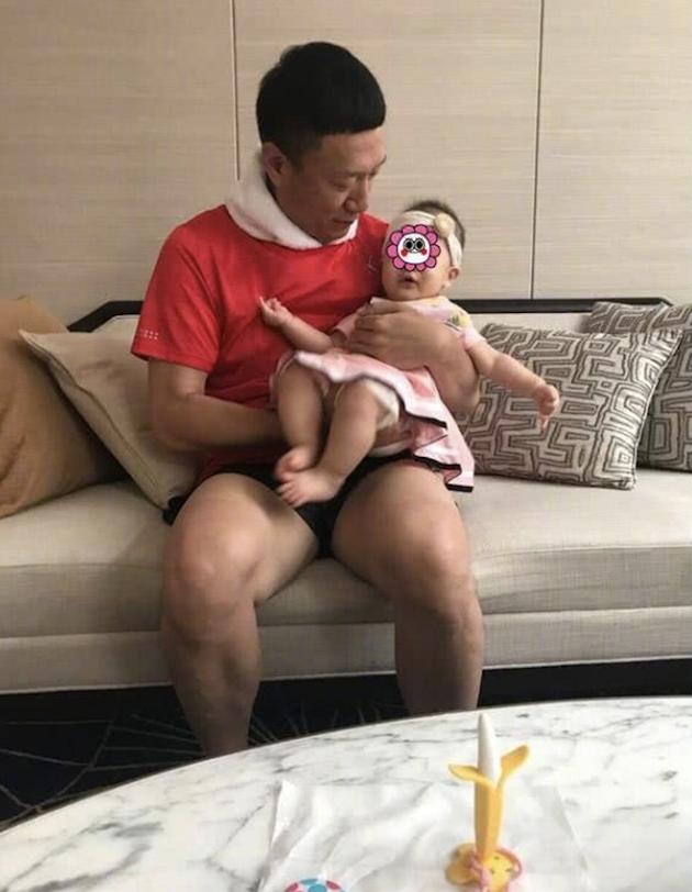孙红雷近况，小15岁娇妻王骏迪气质脱俗，一袭长
