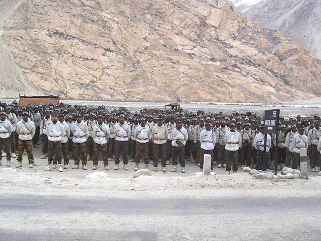 印军后院再起火，补给线难修复，一线士兵躲进洞穴，军内矛盾激化