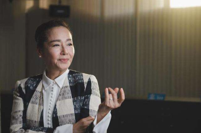 她是首位电影版黄蓉，做了4年“大哥的女人”，至今已单身24年