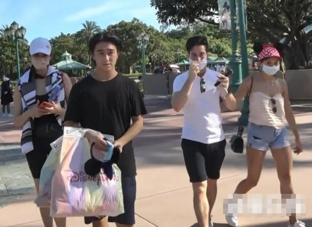 『守孝』何猷君奚梦瑶守孝期间同游迪士尼 三缄其口拒谈何猷邦