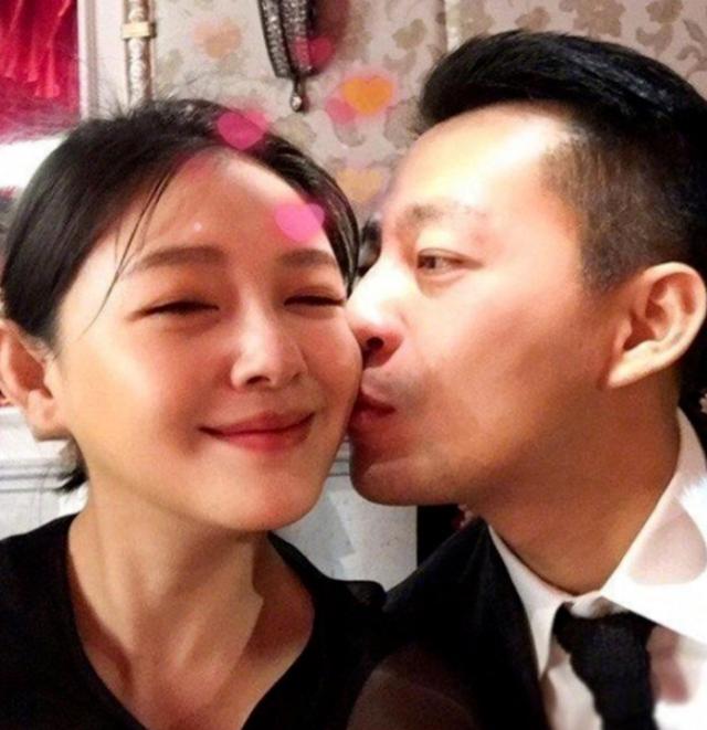 汪小菲提前庆生，被多名俊男美女、富豪包围，赖弘国表情成亮点