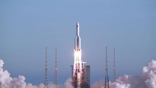 天空划出一道火光，长征5B火箭落入大西洋，美下令：太空军追踪