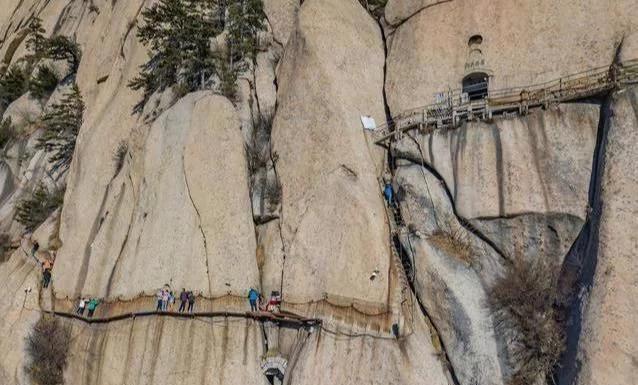中国“最危险”华山栈道，到底是何人修建，古人又是如何修的呢？