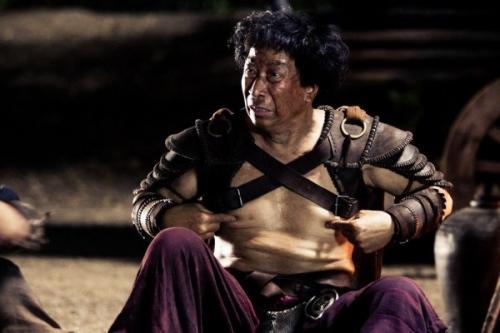 拍功夫时，洪金宝被蚊子咬伤，回去看一周医生，星爷说你不用来了