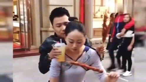 成都“连体情侣”，真情不抵现实，男子寻得新