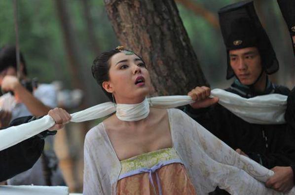 皇帝死后，美貌皇后要被活殉葬，十年后竟和守墓人生了孩子