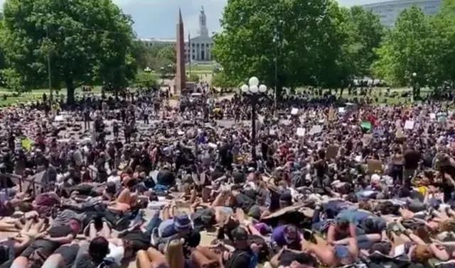 美国50州280城抗议，美国国民警卫队军官单膝跪地