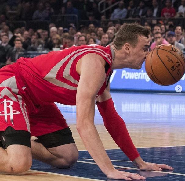 NBA场上10张神奇的抓拍：科比“脚踩”加索尔，詹韦情谊让人误解