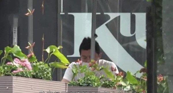 49岁李亚鹏做生意赔数千万，满面愁容很颓废，连女儿都养不起了