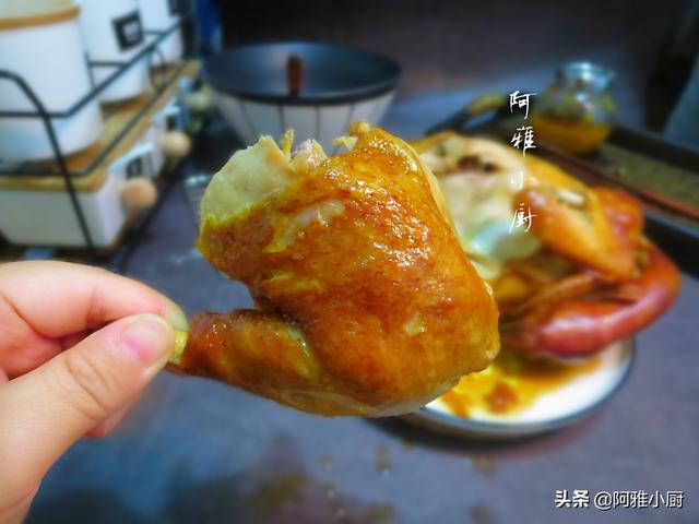 把1只鸡扔进电饭煲，不用放一滴水和油，出锅比烤鸡还好吃，真香