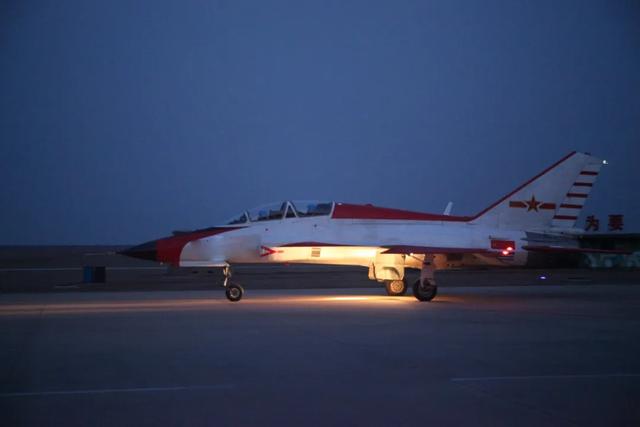 舰载战斗机飞行员“后浪”是这样诞生的……