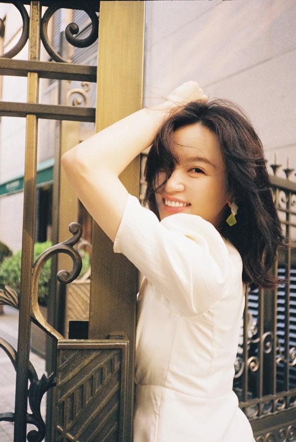 夏日限定寫真釋出 施詩演繹鹽系少女
