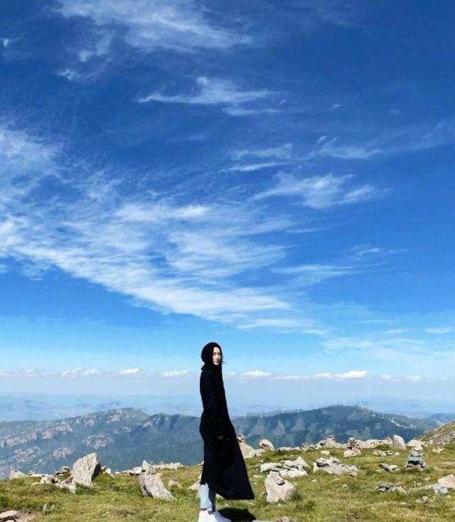 李沁素颜太美了，与大自然合照静谧美好，妥妥的文艺女神