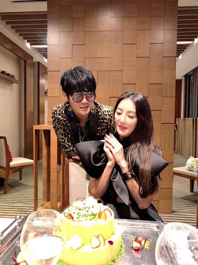 曹格41岁生日，一双儿女献吻温馨有爱，Joe和Grace染金发潮范十足