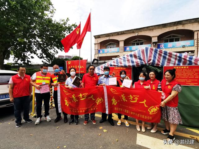 武汉好人圈志愿服务协会慰问「武汉抗洪勇士」，沿江堤闸口送温暖