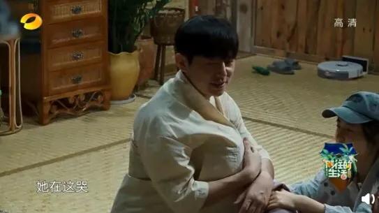 欧阳娜娜失控痛哭“突躲何炅怀中”!崩溃自揭心情低落:每天睡不着