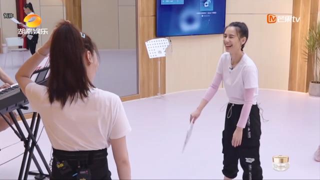 黄圣依当队长，却全程被伊能静指挥，观众：伊