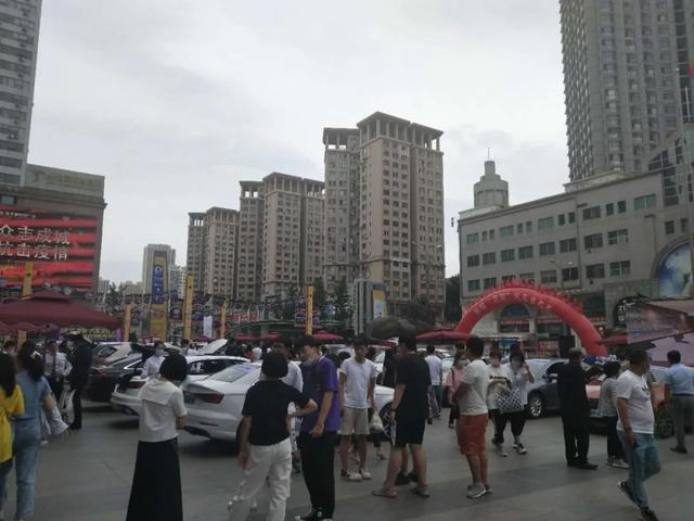 商场“接招”地摊经济，不但hold住而且还火了？