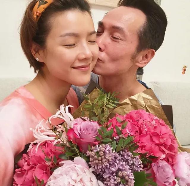 陈茵媺在家搞露营，一家五口挤帐篷超欢乐，陈豪大方分享幸福秘诀