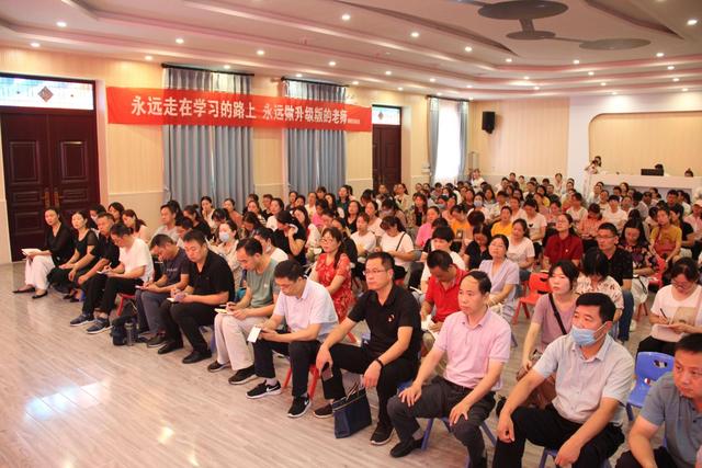 舞钢市教体局举行教育系统心理志愿者培训会