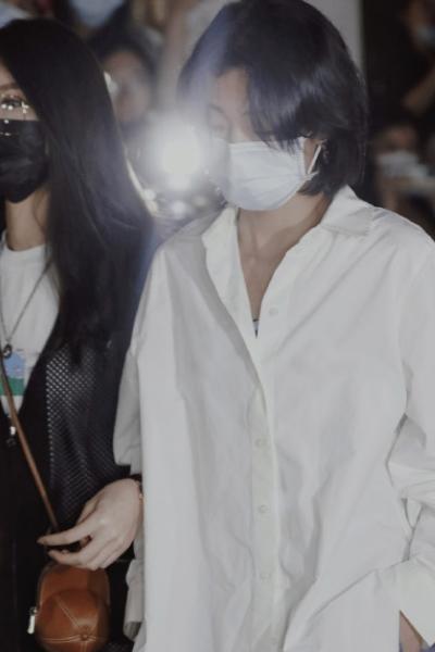 护送|火箭少女护送Yamy 火箭少女成员陪同上车戴口罩面露失落