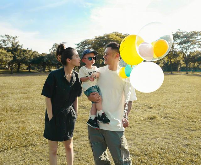 娱乐圈两位奶爸，同天官宣妻子怀二胎，父亲节