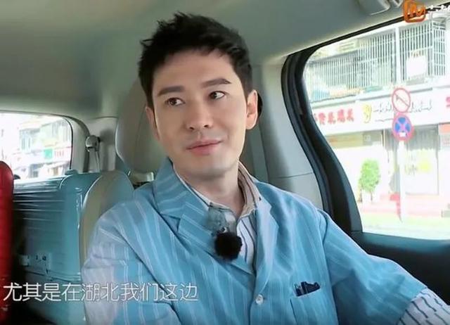 43岁黄晓明溶妆后打回原形，双目无神轮廓消失，网友：果然没整容