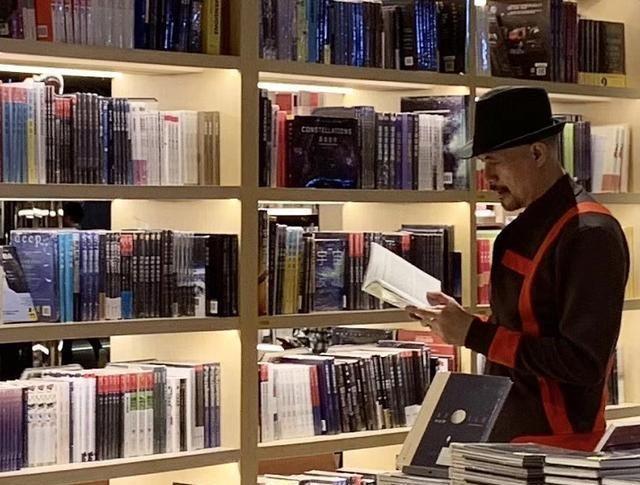 他因扮演“谢逊”红极一时，娱乐圈金牌配角