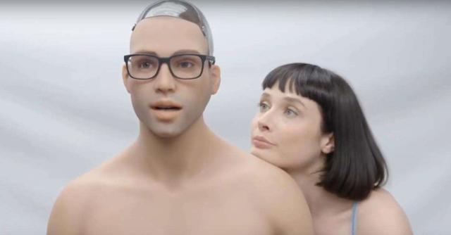 女性体验过男性机器人后：不需要男朋友了，3个