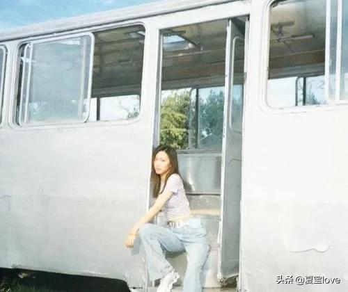 闫妮女儿毕业照曝光，五官清秀身材苗条，早已