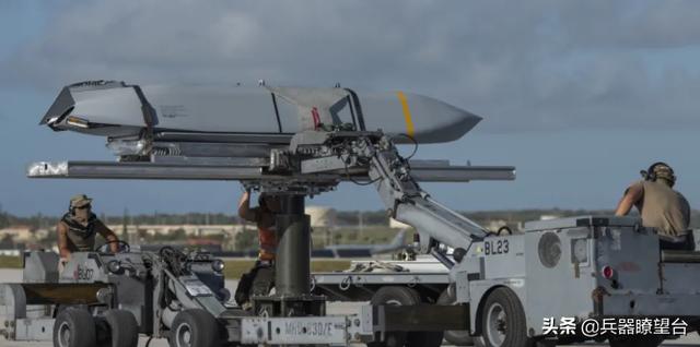 美军轰炸机借道苏拉威西海进入南海：南北夹击辽宁舰战术首次曝光