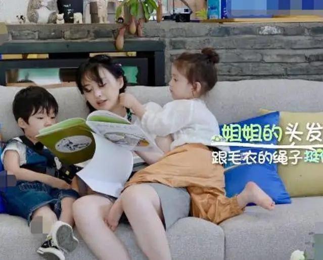 郑爽节目被小孩拽头发，她下意识的反应，暴露