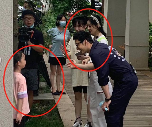 赵丽颖录节目却遇到小baby，看清她下意识动作，