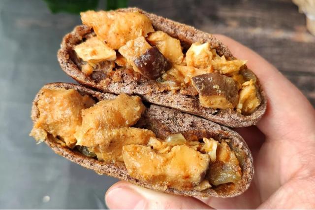 低卡耐饿的全麦鸡肉馅饼，外焦里嫩巨好吃，全麦粉越嚼越香