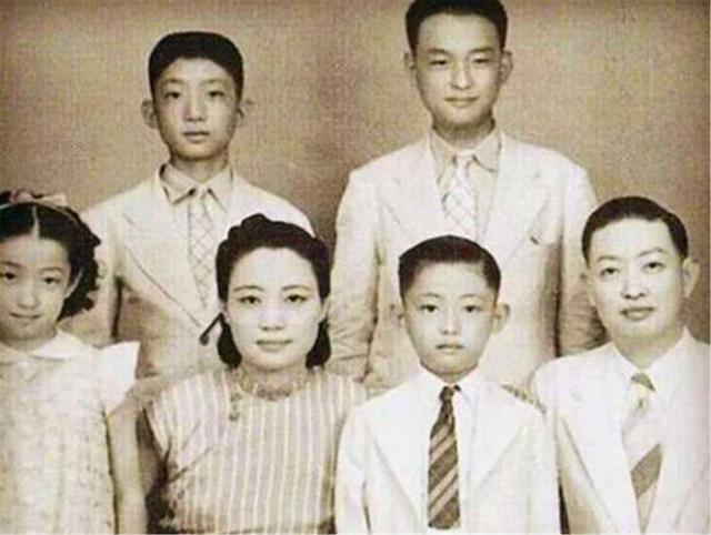 2女共侍一夫，却情同姐妹，活着“三人行”，死