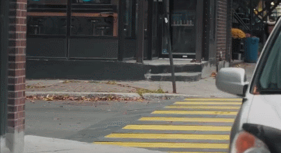 加拿大设置"折叠斑马线"，不小心就能把人弹飞