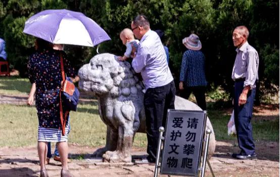 游客不讲文明，丢人丢到国外，哪个国家的游客