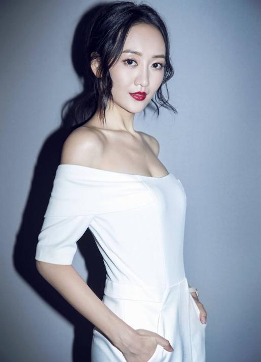 王鸥旧照对比，之前长啥样？网友看后：是男人