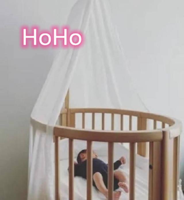 应采儿晒陈小春抱娃照，Hoho乖巧趴胸口一同赏景，画面超温馨