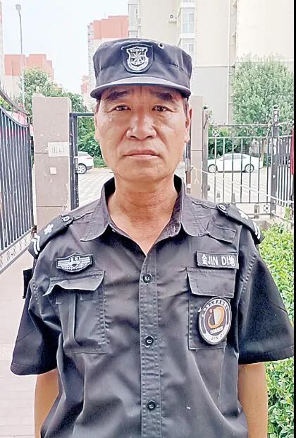 58岁保安用身体当“垫子”救下高空坠落老人，网友点赞：最平凡人的伟大