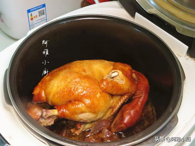 把1只鸡扔进电饭煲，不用放一滴水和油，出锅比烤鸡还好吃，真香