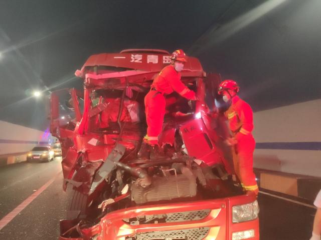 消防员|京礼高速两辆货车追尾，消防员15分钟救出被困司机
