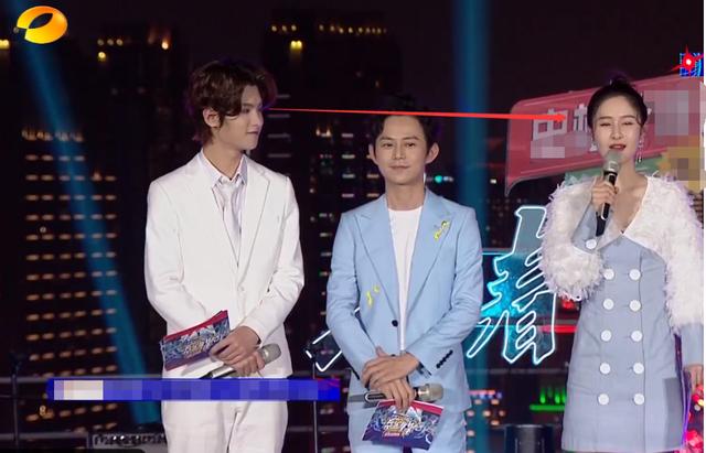 芒果五四晚会主持一言难尽：女主持总卡壳，刘涛别扭，只能靠何炅