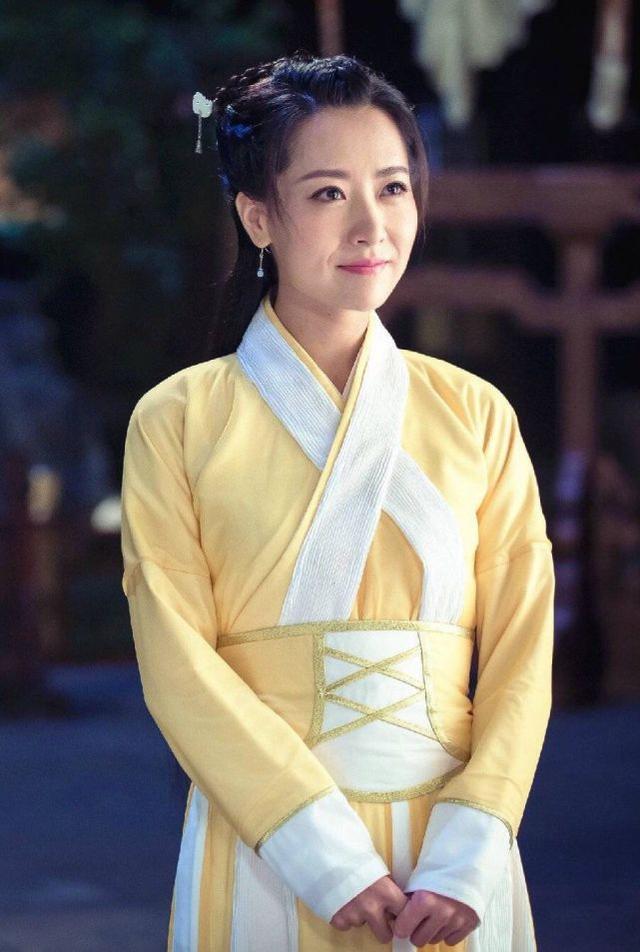 王丽坤美不过她，24岁被成龙捧红后，如今女儿已