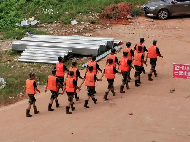 鄱阳洪灾，16岁女孩保护聋哑妈妈撤离，武警及时赶到