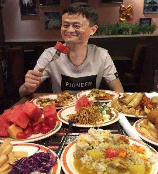 马云请比尔盖茨吃饭，看清桌上这道菜的价格，网友：贫穷限制想象