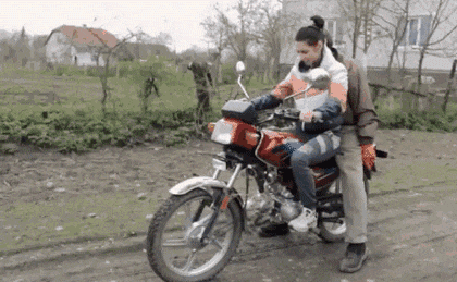 搞笑GIF：你不好好学习打扰人家干嘛啊